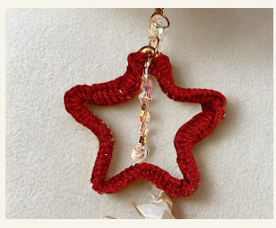 Étoile rouge crochet avec cristal